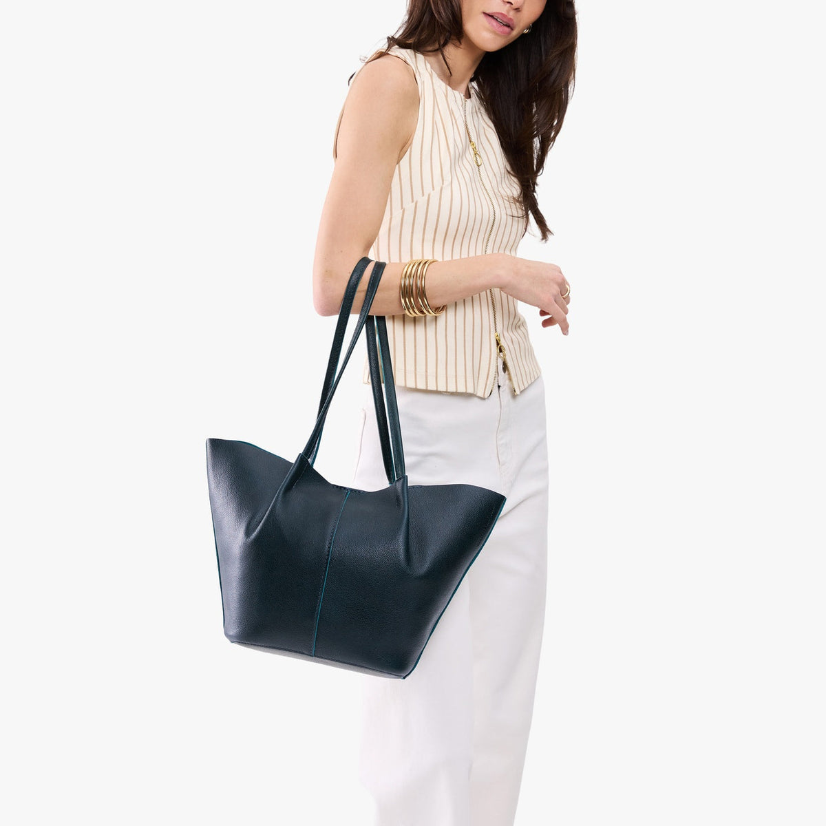 Boreal*Large | Model carrying wide bucket shaped tote bag with matching leather handles