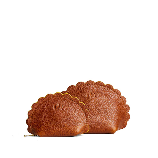 Sienna | Curved leather pouch with zipper and scalloped edges